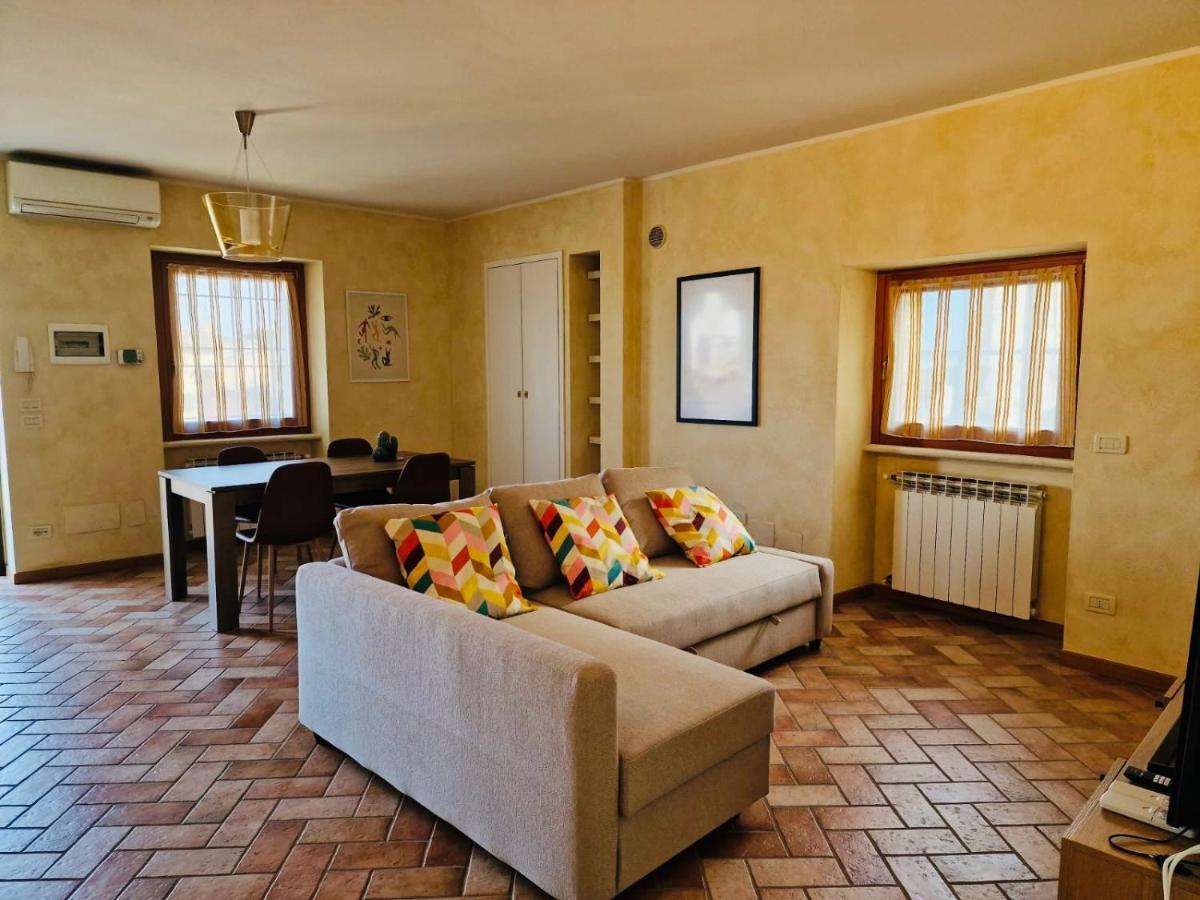 Ferienwohnung Thomas' Castle Pozzolengo Exterior foto